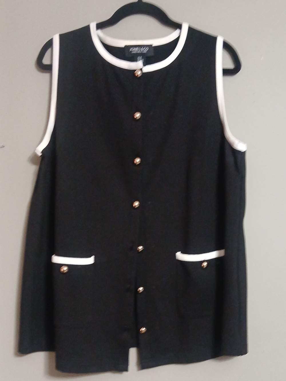 Jones New York Black Sleeveless Button-Front Top with White Trim